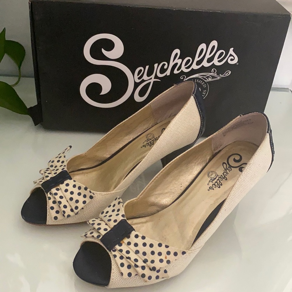 Linen and leather peeptoes